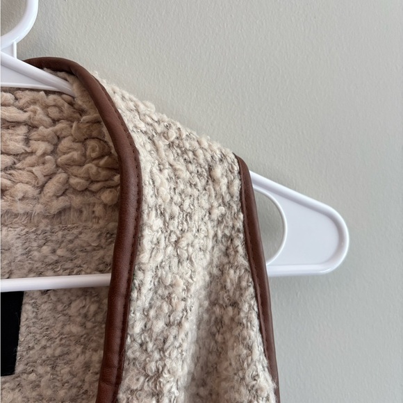 Love Tree Women's Acrylic Wool Faux Leather Trim Cream Sherpa Boho Vest Small - Picture 4 of 10